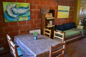 科隆Yataí Casas的客厅配有桌子和沙发