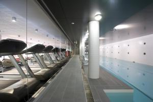堪培拉王国酒店的游泳池里的一排健身器材