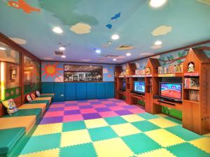 台中市长荣桂冠酒店(台中)的一间儿童房,铺有色彩缤纷的地板