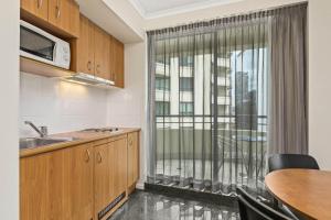 悉尼曼特拉帕拉马塔酒店的带水槽的厨房和带桌子的窗户