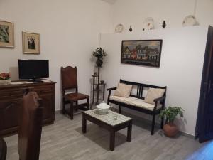 雷森迪Casa da Eira - Castanheiras的客厅配有沙发、椅子和电视