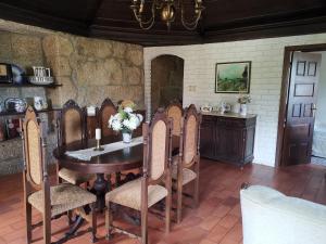 雷森迪Casa da Eira - Castanheiras的一间带桌椅的用餐室
