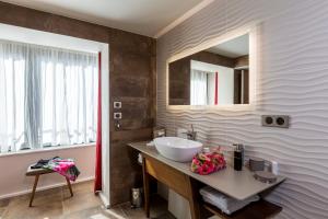 绍德艾格Hôtel & Restaurant Sodade的一间带水槽和镜子的浴室