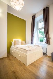 柏林Nena Apartments - Bergmannkiez ehm Traumbergflats的卧室在窗户前配有一张白色大床