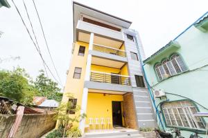 卡利博RedDoorz @ D Maagma Street的黄色和蓝色的房屋
