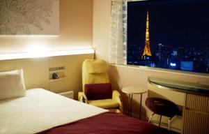 东京remm Roppongi的酒店客房 - 带一张床并享有艾菲尔铁塔的景色