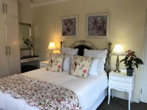 乔治樱桃贝里旅馆的卧室配有带枕头和两盏灯的白色床。