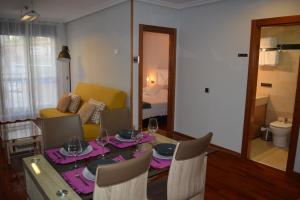 萨拉曼卡Apartamento Edificio Plaza Gran Vía的一间带桌子和黄色椅子的用餐室