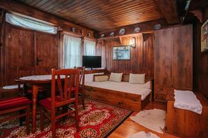 泽拉夫纳Kodjamanova House的一间卧室配有一张床、一张桌子和一台电视