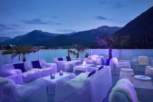 达沃斯达沃斯硬石酒店的一间设有紫色桌椅和山脉的房间