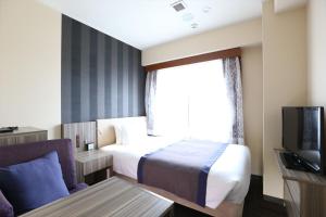 东京Almont Inn Tokyo Nihonbashi的酒店客房设有床和窗户。