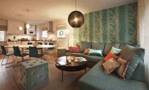 利丁厄Bosön Hotell & Konferens的带沙发的客厅和用餐室