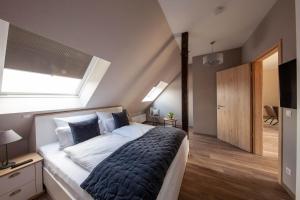RekenAltes Amtshaus的一间卧室设有一张大床和一个窗户。