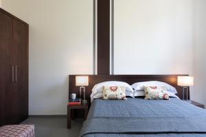 罗马特米尼公寓酒店的一间卧室配有蓝色的床和两个枕头