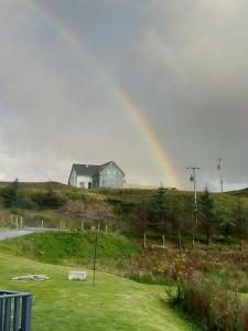 卡博斯特Garroch House的山坡上房子的彩虹
