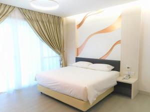 怡保Legacy Hotel Ipoh的一间卧室配有一张壁画床