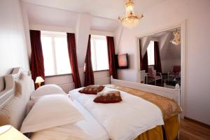 斯德哥尔摩布罗姆马韦克酒店的一间卧室配有一张大床和两个枕头