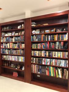 会安Little Library Villa Hoi An的书架上装满书的书库