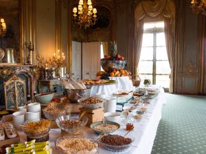 塔普洛Cliveden House - an Iconic Luxury Hotel的长桌,在房间里放着一碗食物