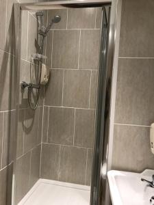 伊尔弗勒科姆皇家大不列颠酒店的带淋浴和盥洗盆的浴室