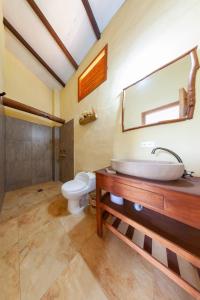 巴里查拉Casa de Teja Barichara的带浴缸、卫生间和盥洗盆的浴室