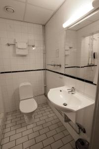 第一斯达特酒店的一间浴室