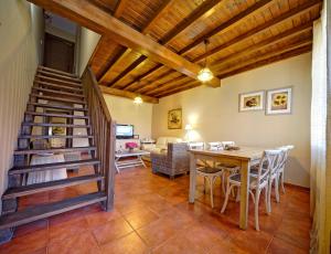 纳瓦孔塞霍Senderos del Jerte的客厅设有木制楼梯和桌子