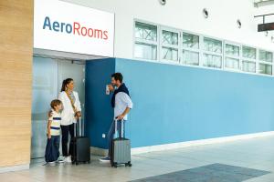 布拉格AeroRooms的一家在机场搬运行李的家庭