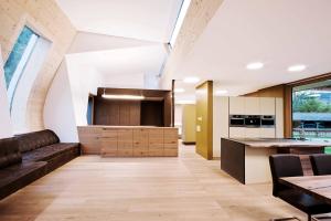 东蒂罗尔地区马特赖Designhaus COOP的带沙发和桌子的大厨房