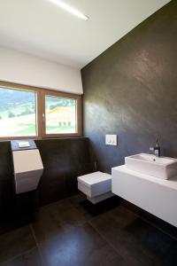 东蒂罗尔地区马特赖Designhaus COOP的一间带水槽和卫生间的浴室