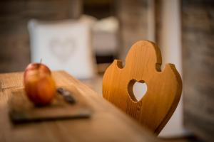 拉维拉Diana Dolomites Living & Taste的苹果桌上的木制心形物体