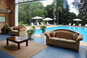 特玛斯德戴曼代曼特尔玛斯索拉纳斯公寓的一间带两张沙发和一个游泳池的客厅