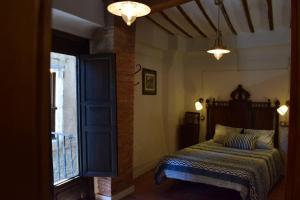 阿尔巴拉辛Casa Balcón de Albarracín的卧室设有靠窗的床