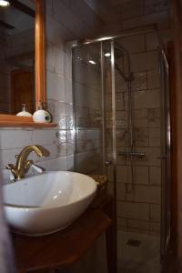 阿尔巴拉辛Casa Balcón de Albarracín的一间带水槽和淋浴的浴室