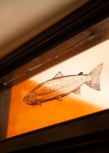 耶尔弗顿The Leaping Salmon的鱼身中的图片