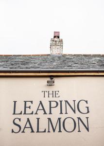 耶尔弗顿The Leaping Salmon的建筑物一侧的标志