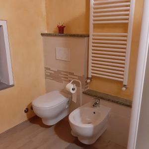 艾马维尔Maison Venoir1的浴室配有白色卫生间和盥洗盆。