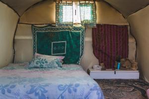 米茨佩·拉蒙沉默箭帐篷的帐篷内一间卧室,配有一张床