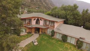 圣何塞德迈波SEL Lodge - Aventura y Descanso的享有山景的房屋的空中景致