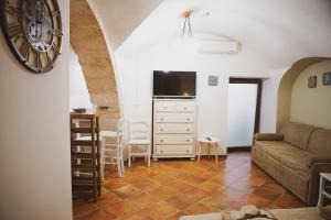 普蒂尼亚诺HOME 5 - Fra Leone的客厅配有沙发和桌子