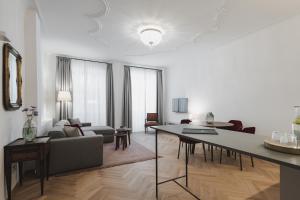 梅拉诺Kuntino Suites的客厅配有沙发和桌子