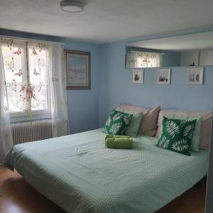 莫尔沙赫Buongustaio1 Zimmer mit ensuite T&B的一间卧室配有一张带蓝色墙壁的大床