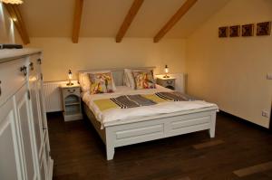 布拉索夫阿里纳公寓酒店的一间卧室配有白色床和2个床头柜