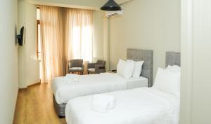 埃里温Teryan Pushkin Apart Hotel的酒店客房,配有两张带白色床单的床