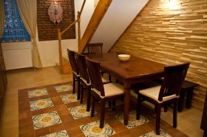 布拉索夫阿里纳公寓酒店的一间带木桌和椅子的用餐室
