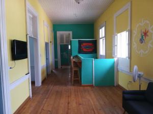 太子港Park Hostel的客房铺有木地板,拥有绿色和黄色的墙壁。