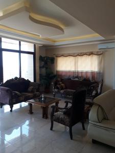An NakhlahKoura Nahla Apartment的带沙发和咖啡桌的客厅