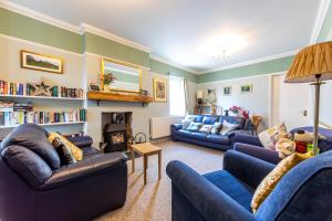 ParkendEdale House B&B的客厅配有2张蓝色沙发和壁炉