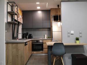 亚历山德鲁波利斯Apartment 22的厨房配有木制橱柜和台面