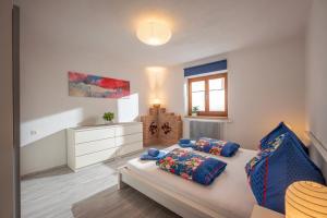 布里克森谷地霍普夫加尔滕Salven-Lodge的一间卧室配有一张带两个枕头的床